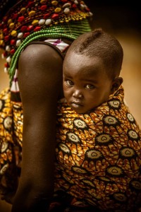 NiñoTurkana colgado de su Mami